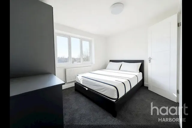 Causeway Green Road, B68, photo 1
