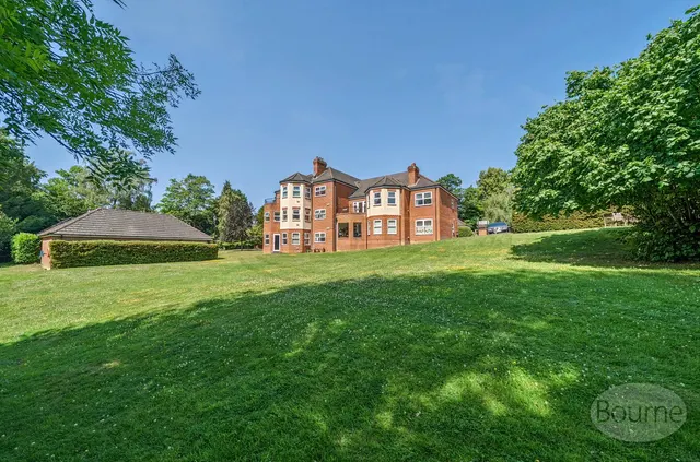 Hale Place, Farnham, GU9, photo 1
