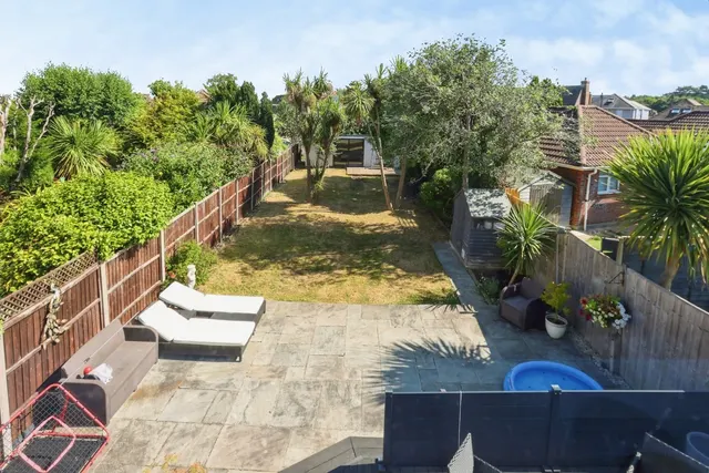 Coombe Gardens, Northbourne, BH10, photo 2