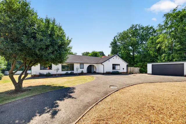 Templewood Lane, Farnham Common, SL2, photo 1