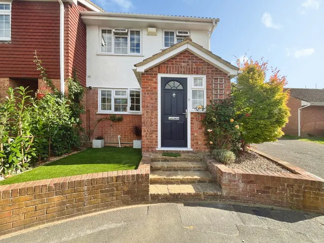 Hawthorn Rise, Hook, Hampshire, RG27 9RG, photo 1