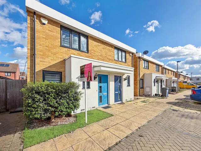 Sanderling Close, East Tilbury, RM18, photo 1