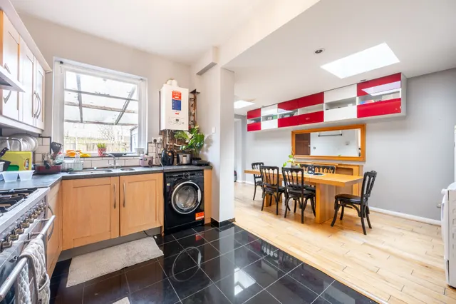 Photo 2 — 104 Leighton Gardens, London