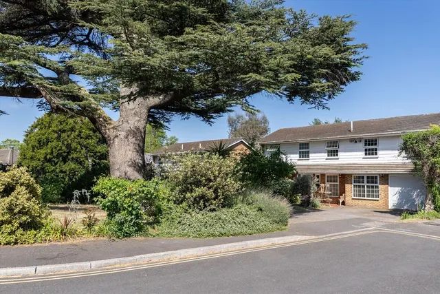 Peregrine Way, London, SW19, photo 1
