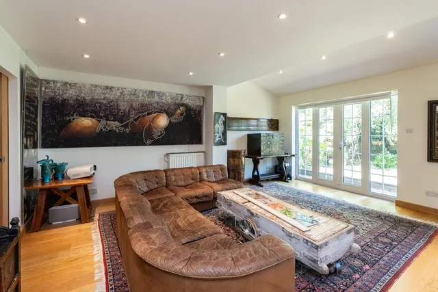 Peregrine Way, London, SW19, photo 2
