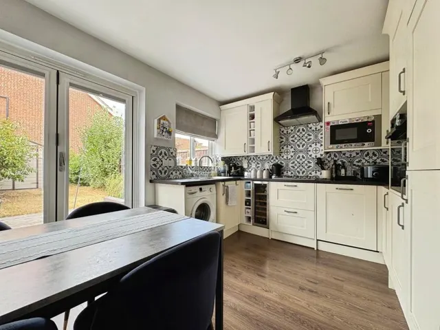 Deller Street, Binfield, RG42, photo 2