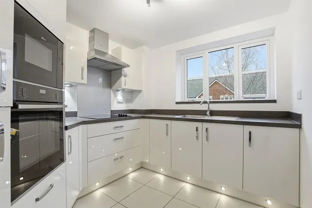 Churchfield Road, Walton-On-Thames, KT12, photo 2