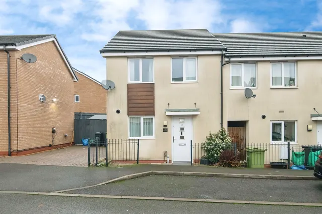 St. Edmund Close, Dudley, photo 1