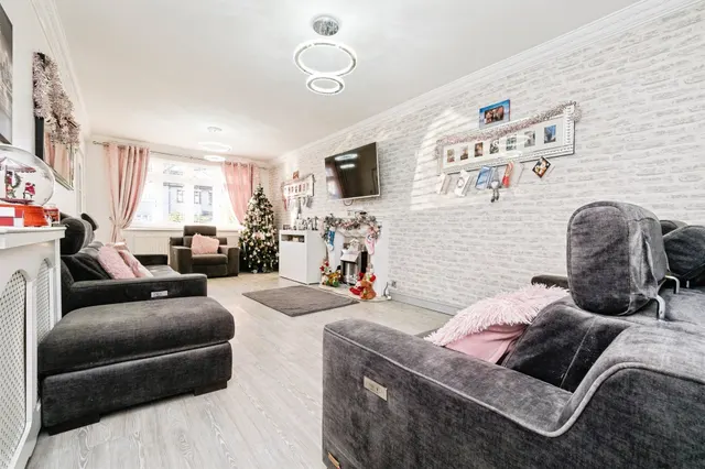 Castle Avenue, Rainham, RM13, photo 3