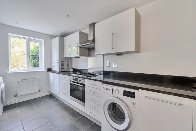 Cedar Avenue, Cuckfield, RH16, photo 2