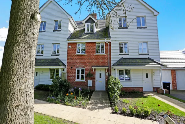Cedar Avenue, Cuckfield, RH16, photo 1