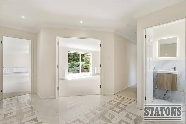 Photo 3 — Oakleigh Park South, Whetstone, London, N20 9JU