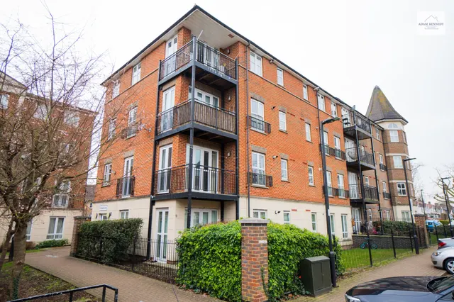 Flat 4, 8 Gareth Drive, London, N9 9YY, photo 1