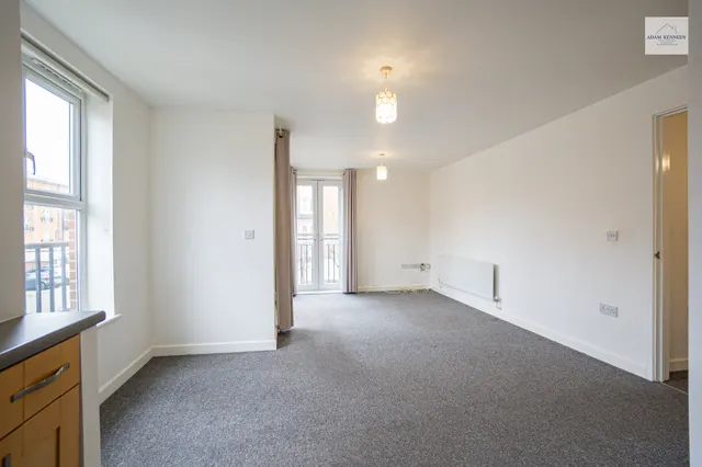 Photo 2 — Flat 4, 8 Gareth Drive, London, N9 9YY