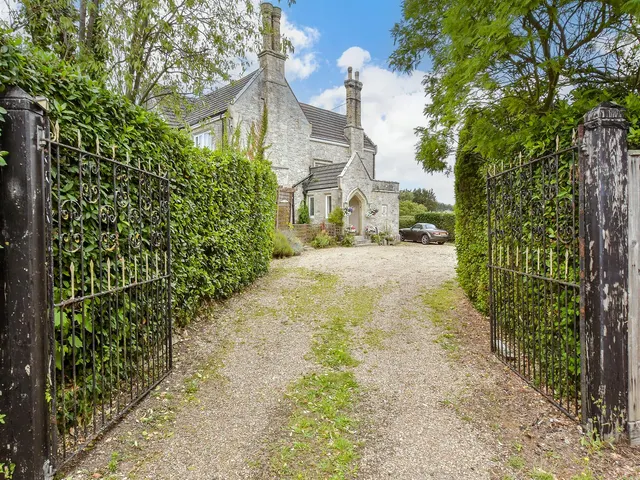 Brading, PO36, photo 2