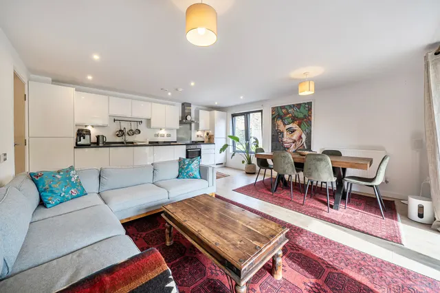 Photo 2 — Flat 2, 17 Henry Road, London, London, SW9 7BQ