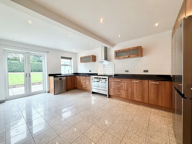 Long Fallas Crescent, Brighouse, HD6, photo 2
