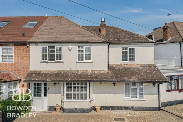 Chalgrove Crescent, Clayhall, IG5, photo 1
