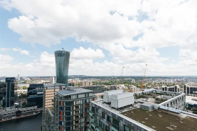 Photo 2 — Lincoln Plaza, Canary Wharf