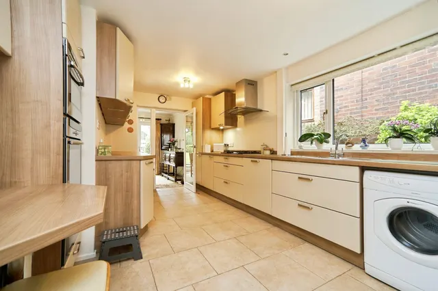 Gledhow Wood Avenue, Leeds, LS8, photo 3