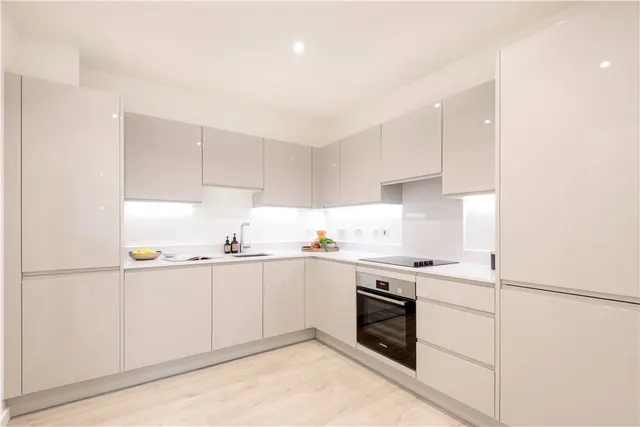 Heartwell Avenue, London, E16, photo 2