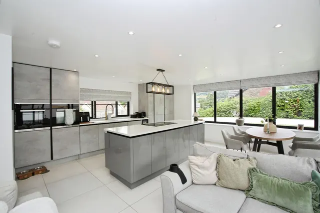 High Street, Newbridge, NP11, photo 2