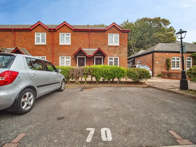 Wellington Court, Weymouth, DT4, photo 3