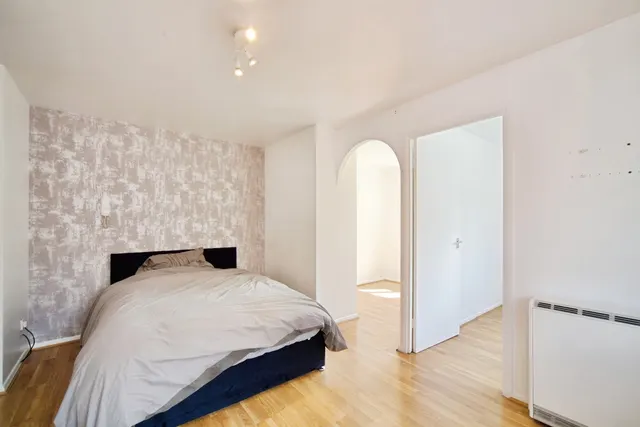 Photo 3 — Leigh Hunt Drive, London, N14