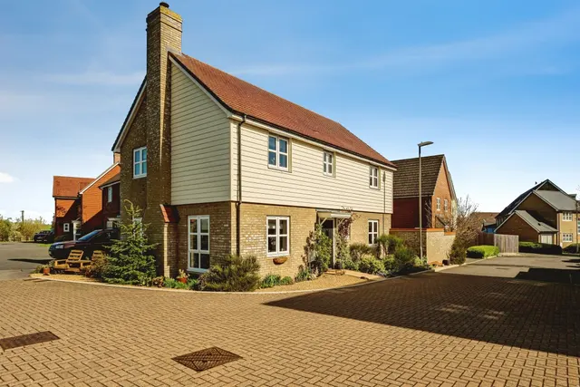 Newton Avenue, Berryfields, Aylesbury, photo 1