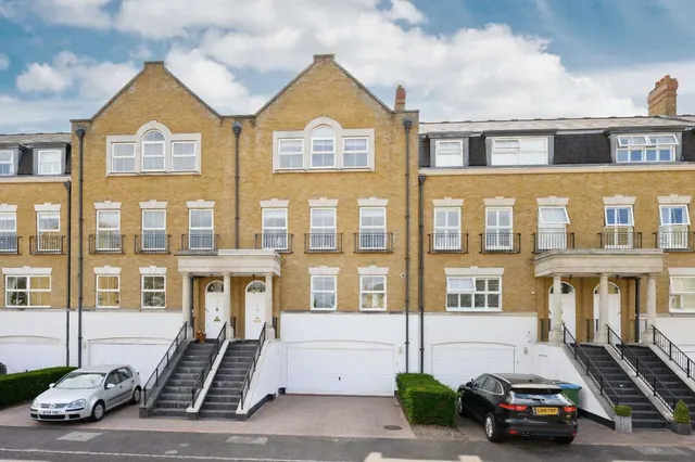 4 bedroom house — Clearwater Place, Surbiton, United Kingdom, KT6 4ET