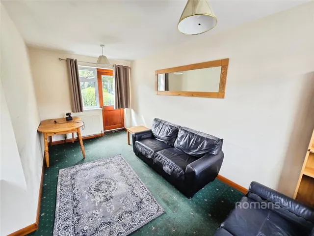 Larchwood Drive, Englefield Green, TW20, photo 3