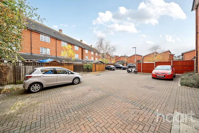 Mitcham, CR4, photo 2