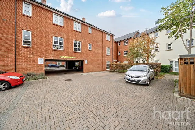 Mitcham, CR4, photo 1