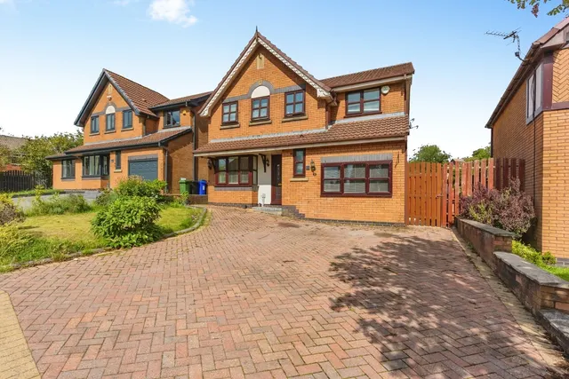 Photo 2 — Highfield Glen, Ashton-under-Lyne, Greater Manchester, OL6