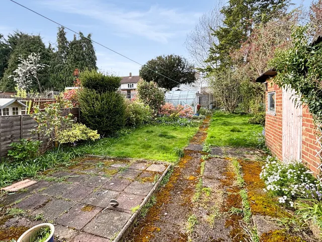 Photo 3 — Hatch Gardens, Tadworth, KT20 5LE