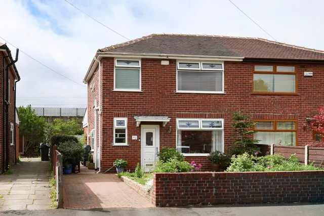 Rosefield Crescent, Rochdale OL16 5BD, photo 1