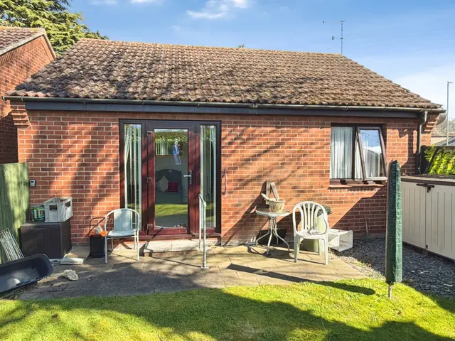 Exeter Gardens, Bourne, PE10, photo 2