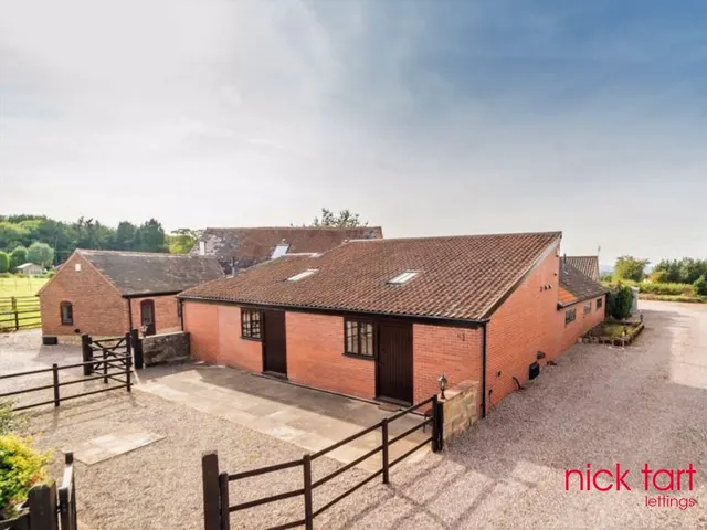 4 bedroom house — Albrighton, Wolverhampton WV7 3AJ