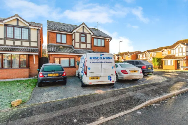 Earlswood Crescent, Wolverhampton, photo 1