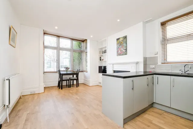 Cleveland Road, London, E18, photo 3