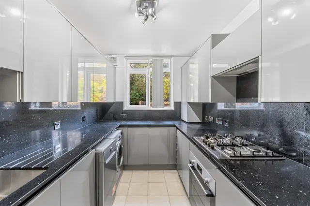 Princes Way, London, SW19, photo 2