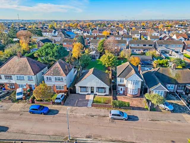 Heathview Road, Grays, Essex, RM16 2RS, photo 1