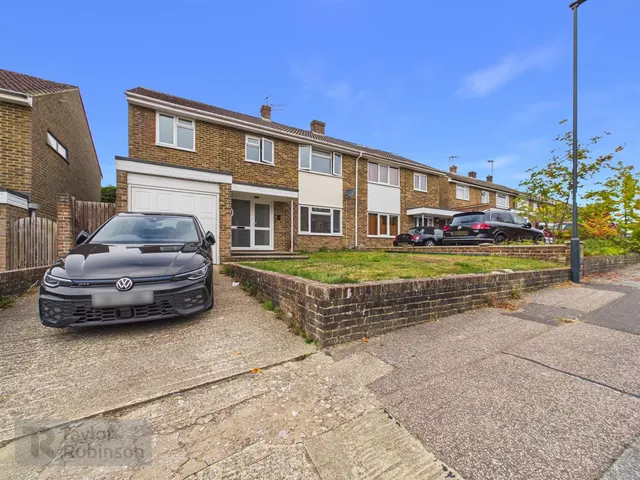 Hylands Close, Furnace Green, RH10, photo 1