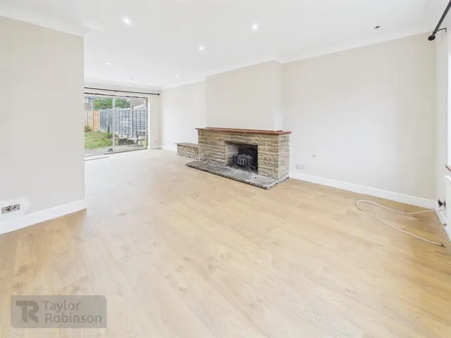 Hylands Close, Furnace Green, RH10, photo 3