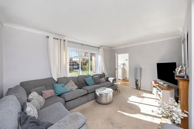 Corunna Drive, Horsham, RH13, photo 3