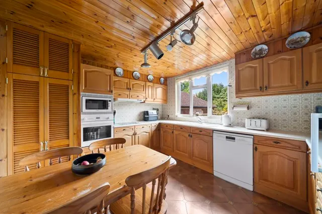 Photo 3 — Chalgrove Road, Sutton SM2 5JT