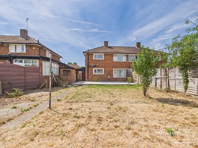 Photo 3 — Baird Close, Kingsbury, London, NW9