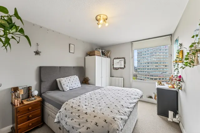 Bramlands Close, London, photo 1