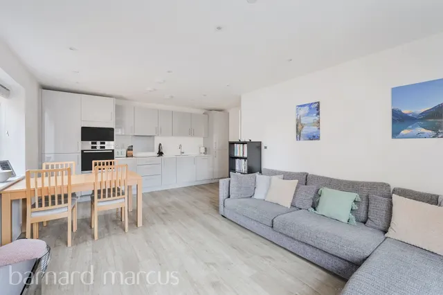 Ceres Crescent, Epsom, KT17, photo 2