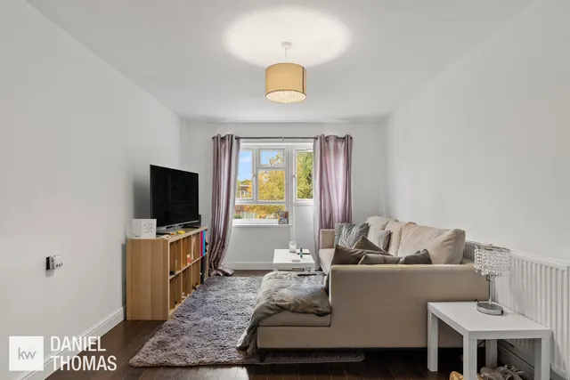 Daniel Thomas, Badburgham Court, EN9, photo 3